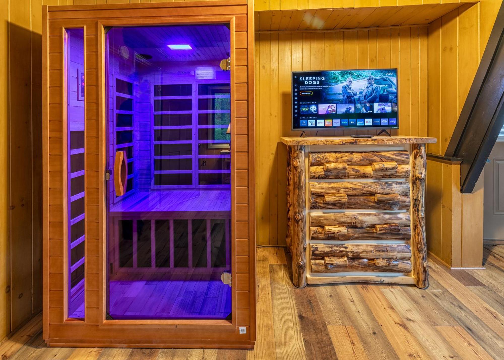 With Breathtaking Views, Hot Tub, Sauna, 10 Min To Downtown And National Park Chalet *