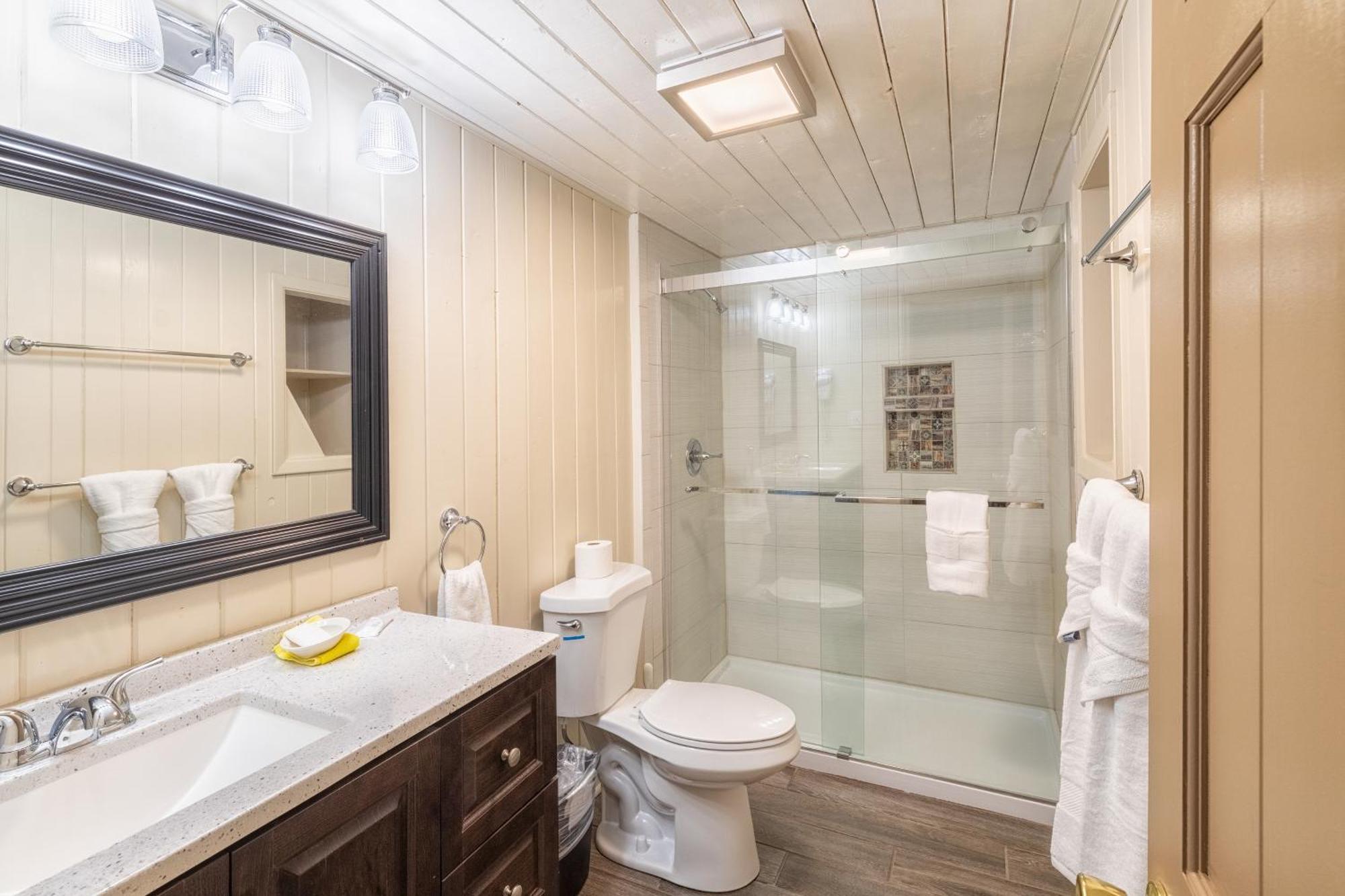 With Breathtaking Views, Hot Tub, Sauna, 10 Min To Downtown And National Park Chalet