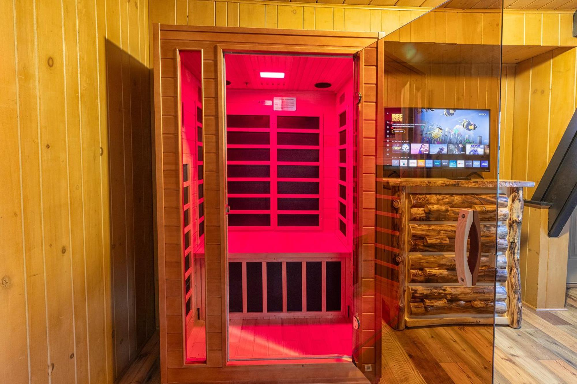 With Breathtaking Views, Hot Tub, Sauna, 10 Min To Downtown And National Park Chalet *