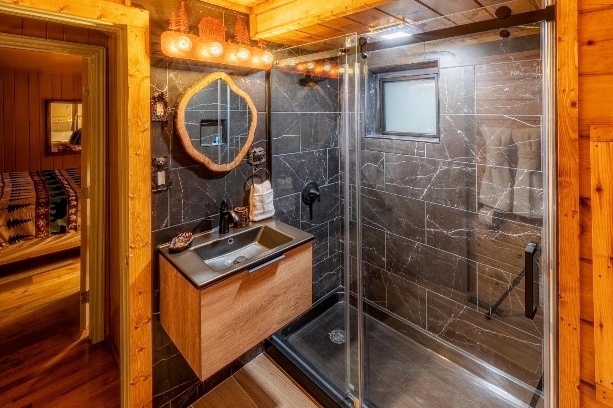 With Breathtaking Views, Hot Tub, Sauna, 10 Min To Downtown And National Park * Gatlinburg