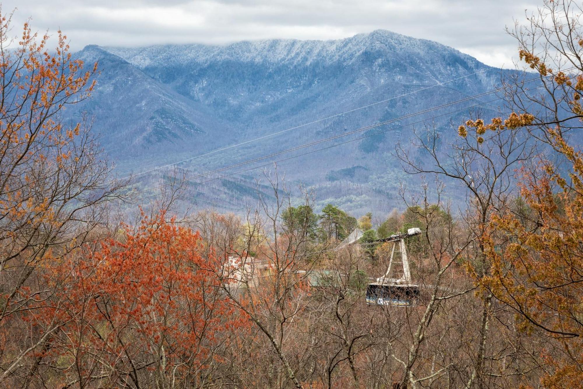 With Breathtaking Views, Hot Tub, Sauna, 10 Min To Downtown And National Park Chalet *