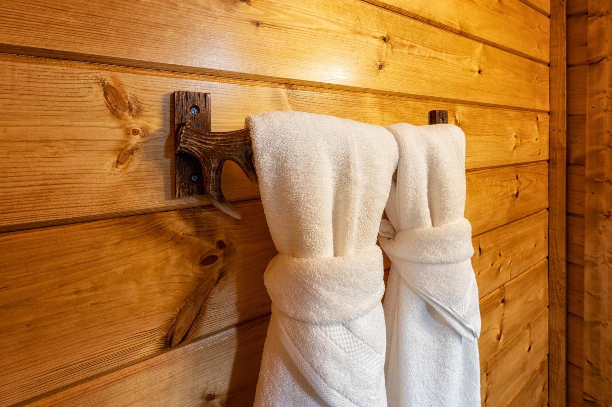 With Breathtaking Views, Hot Tub, Sauna, 10 Min To Downtown And National Park Chalet Gatlinburg