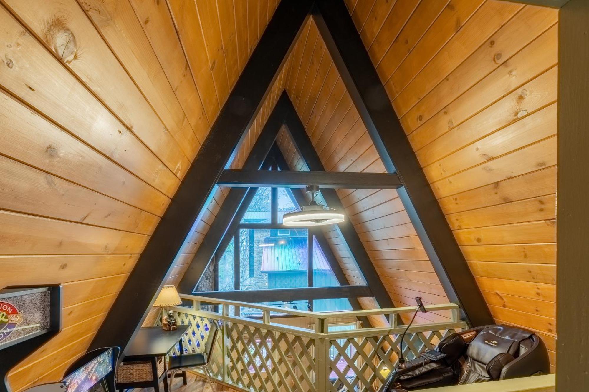 With Breathtaking Views, Hot Tub, Sauna, 10 Min To Downtown And National Park * Gatlinburg