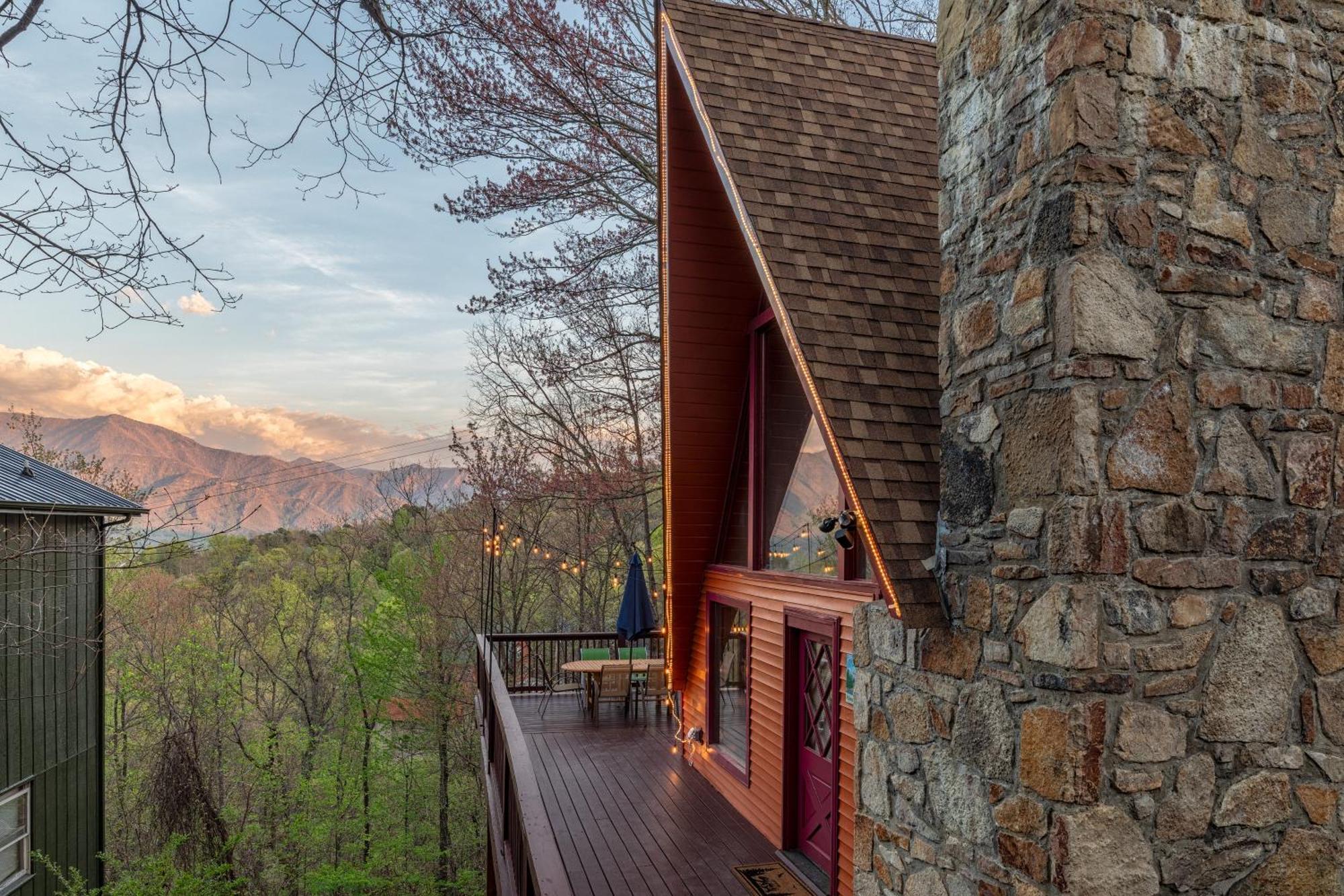 With Breathtaking Views, Hot Tub, Sauna, 10 Min To Downtown And National Park Chalet *