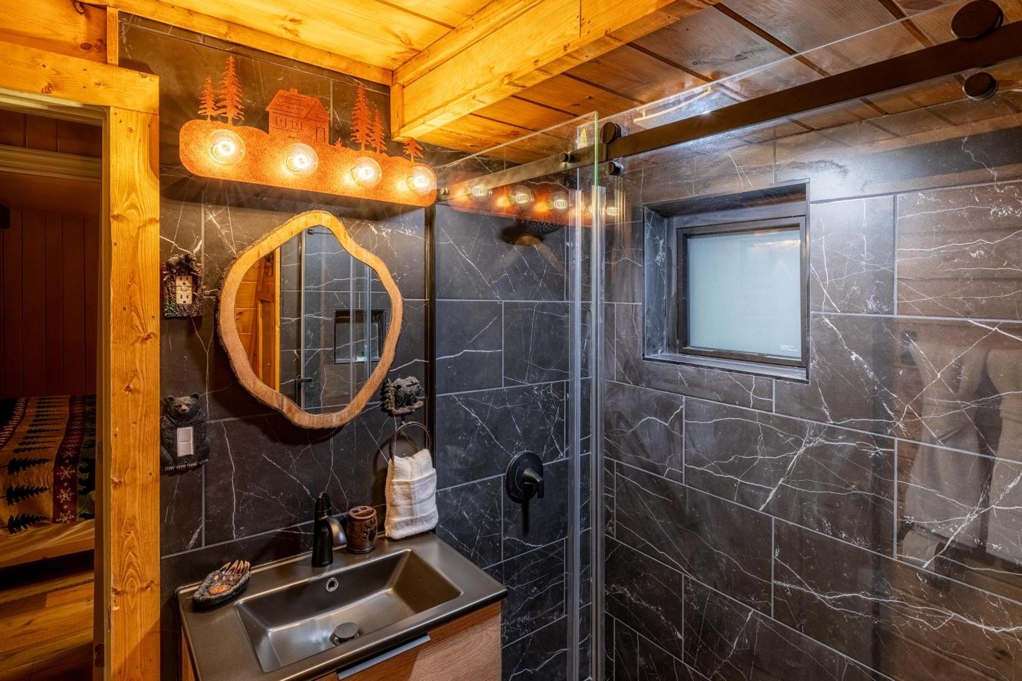 With Breathtaking Views, Hot Tub, Sauna, 10 Min To Downtown And National Park * Gatlinburg