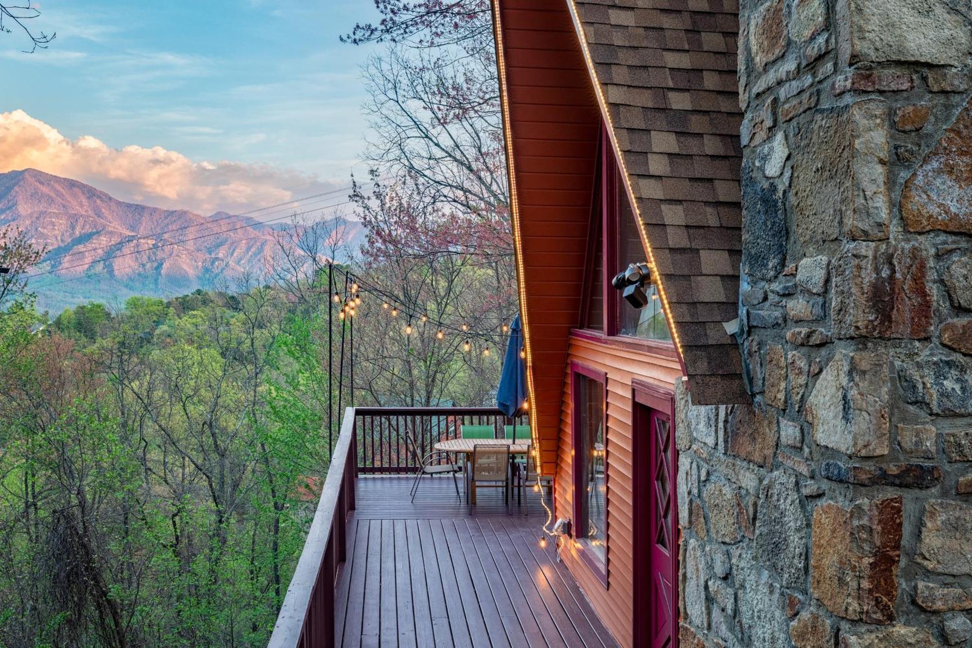 Chalet With Breathtaking Views, Hot Tub, Sauna, 10 Min To Downtown And National Park