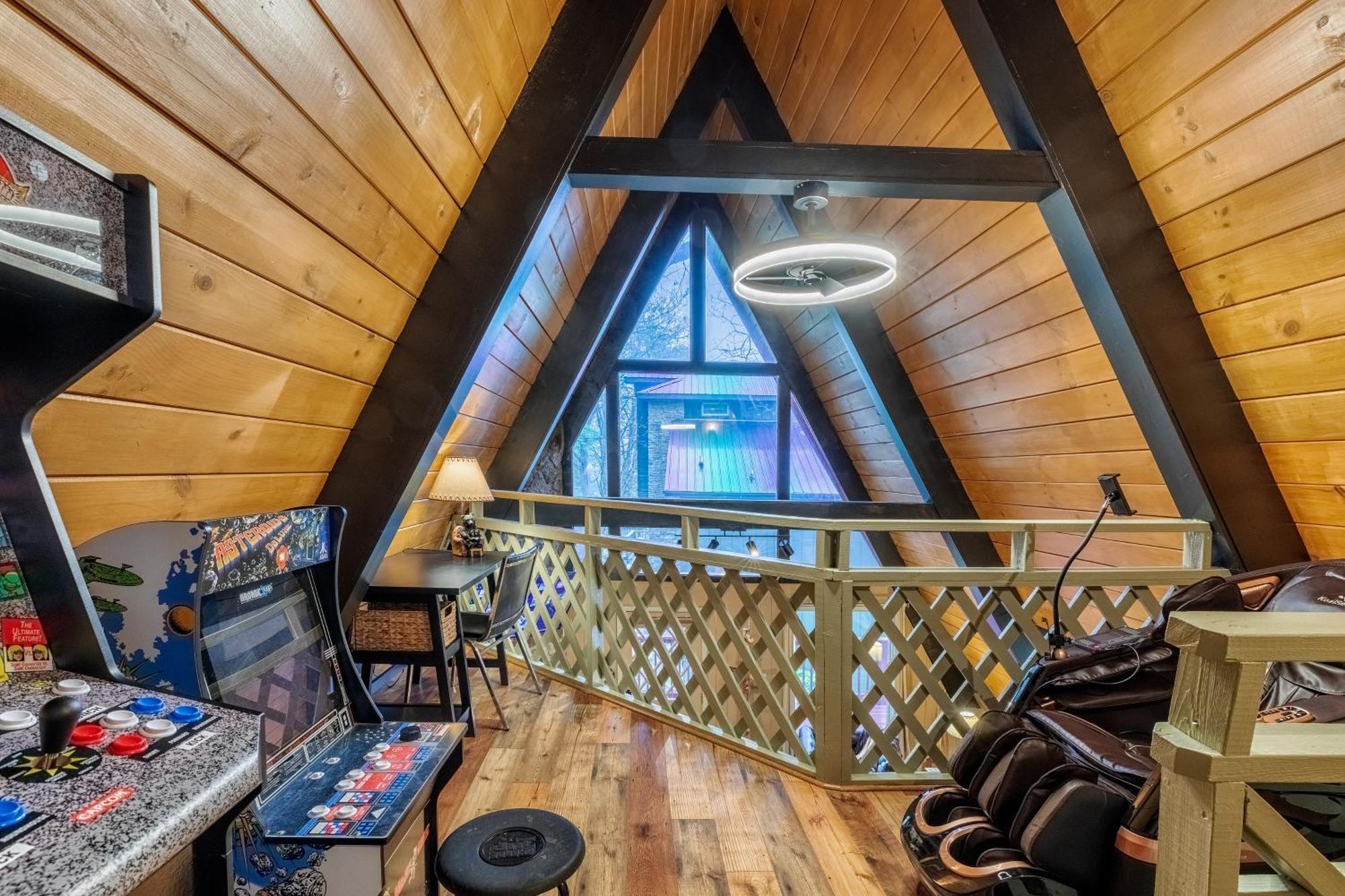 With Breathtaking Views, Hot Tub, Sauna, 10 Min To Downtown And National Park Chalet *