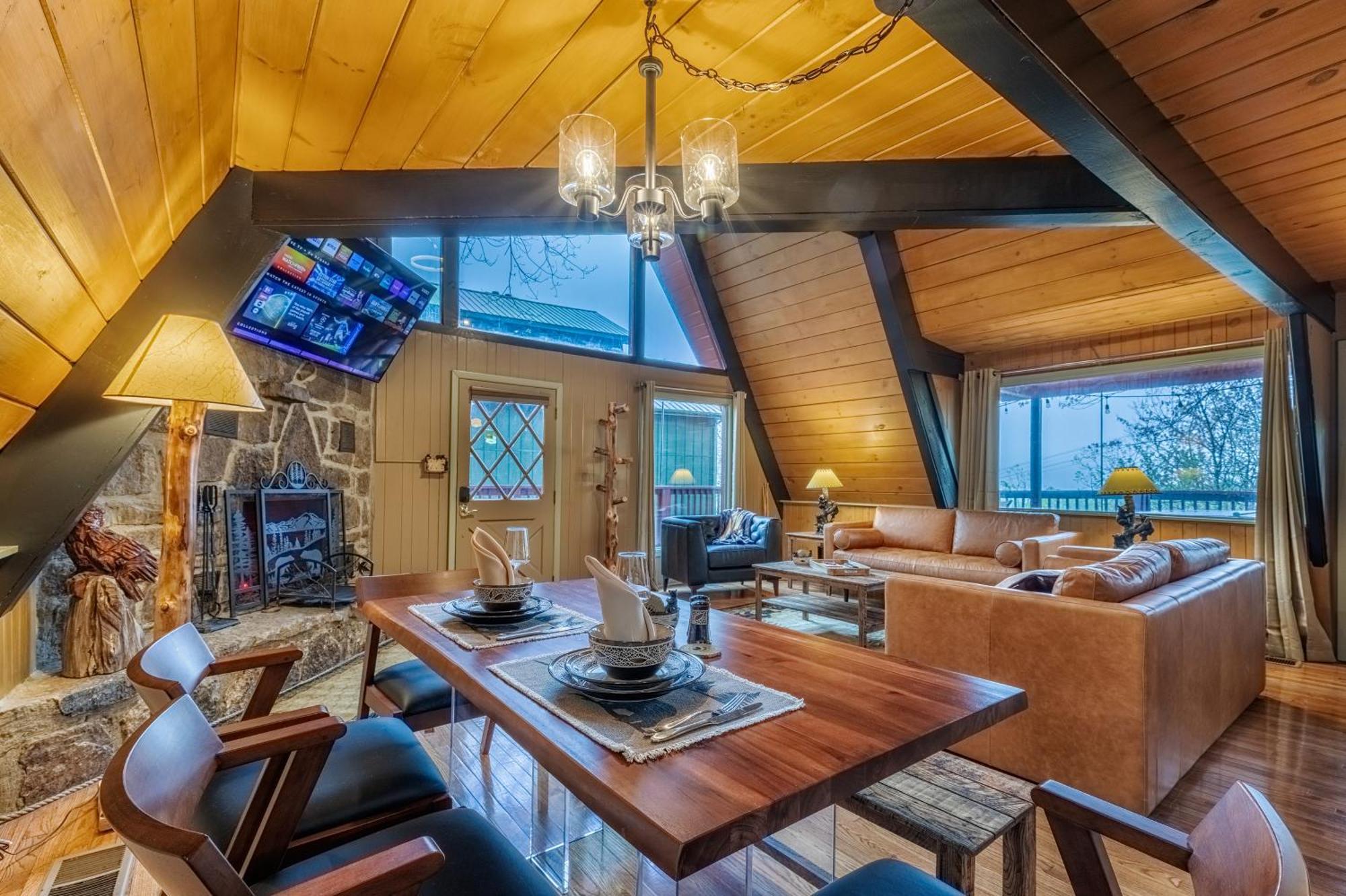 With Breathtaking Views, Hot Tub, Sauna, 10 Min To Downtown And National Park Gatlinburg