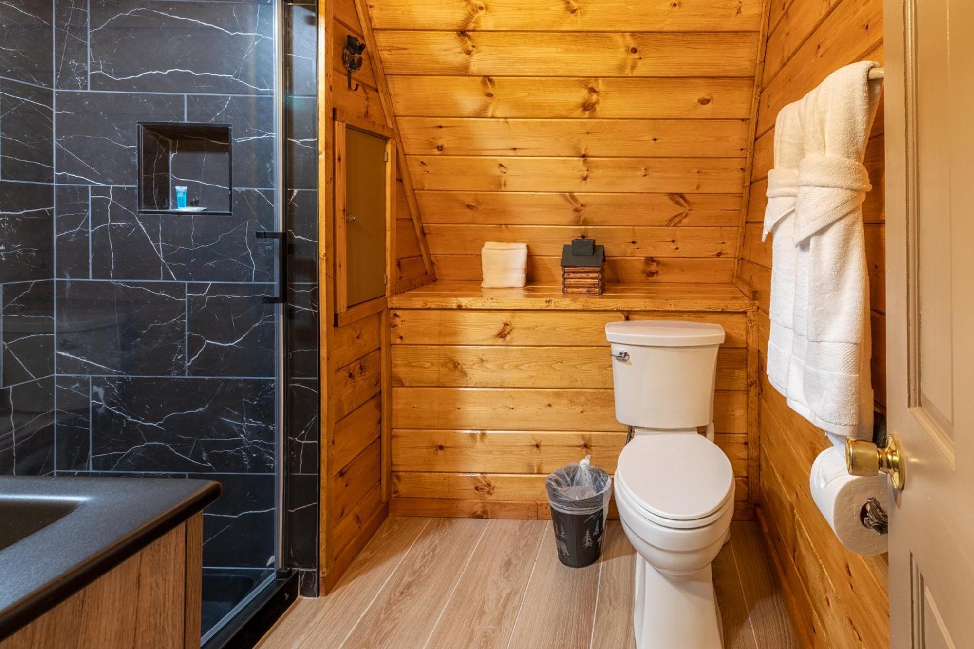 With Breathtaking Views, Hot Tub, Sauna, 10 Min To Downtown And National Park Chalet
