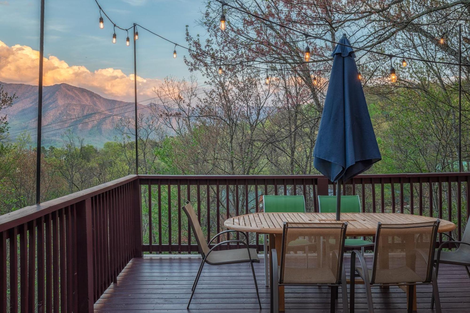 Chalet With Breathtaking Views, Hot Tub, Sauna, 10 Min To Downtown And National Park