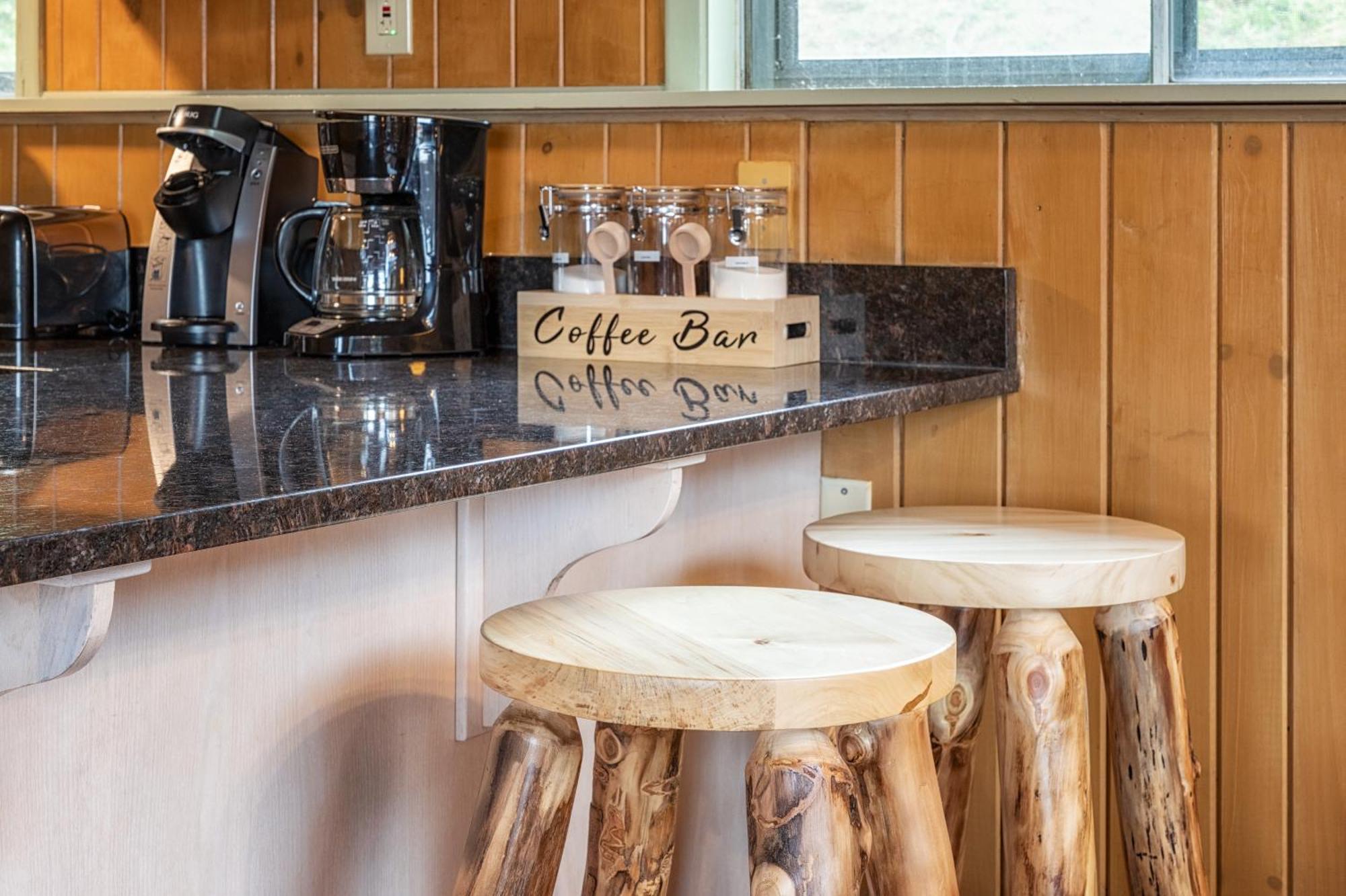 With Breathtaking Views, Hot Tub, Sauna, 10 Min To Downtown And National Park Chalet