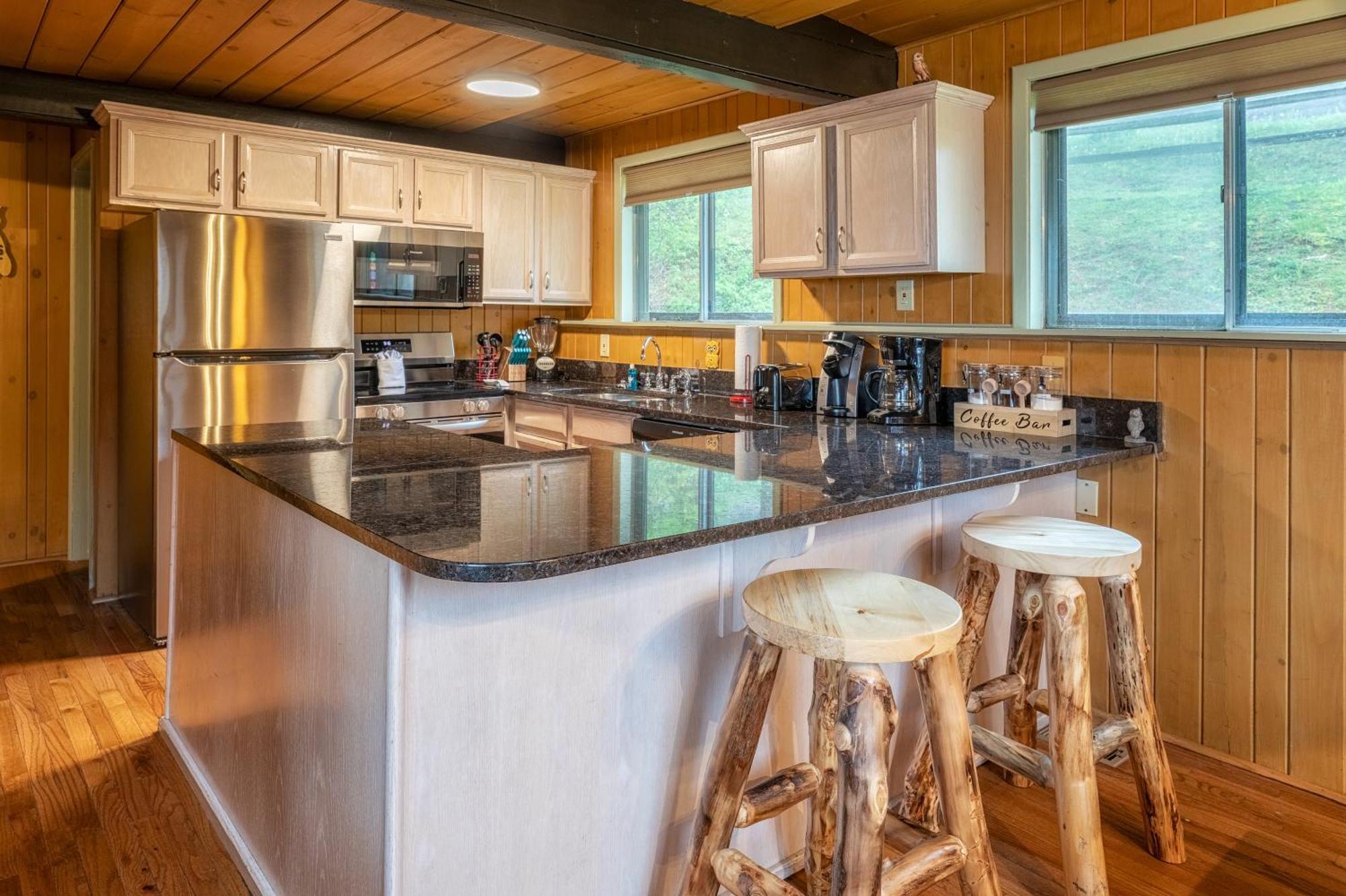 Chalet With Breathtaking Views, Hot Tub, Sauna, 10 Min To Downtown And National Park