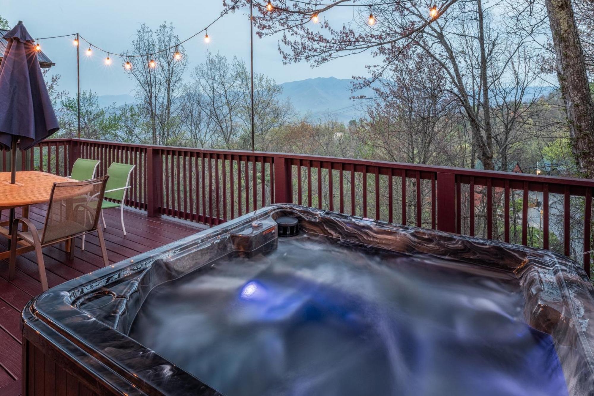 With Breathtaking Views, Hot Tub, Sauna, 10 Min To Downtown And National Park Chalet Gatlinburg